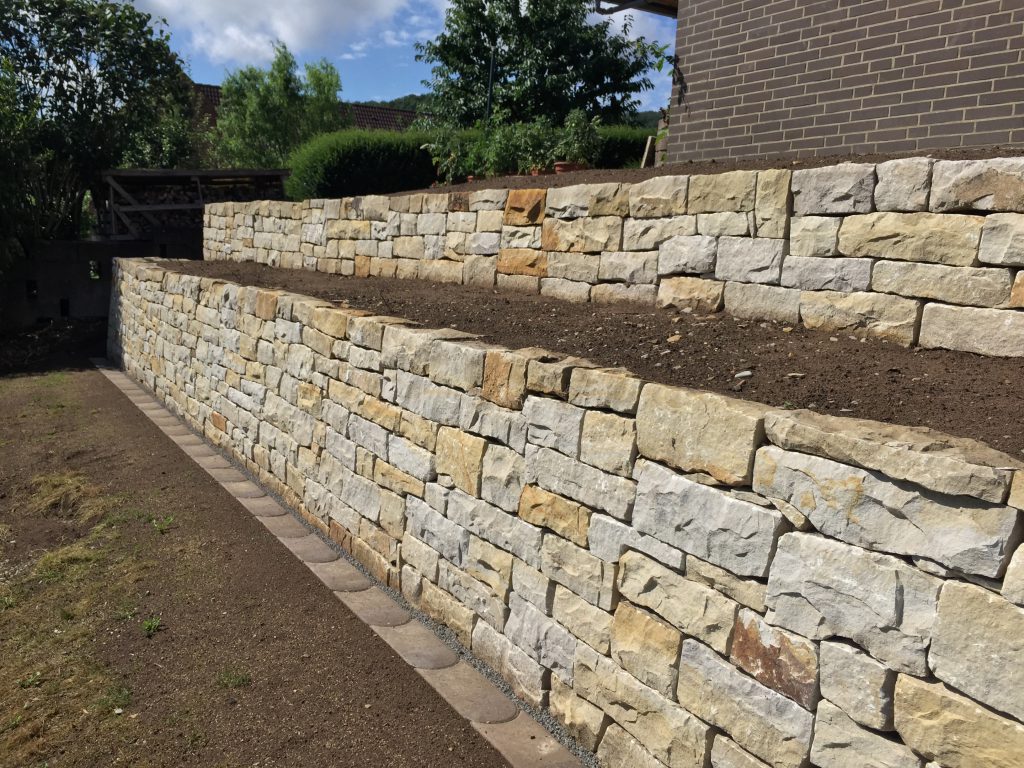 Mauer aus Natursteinen